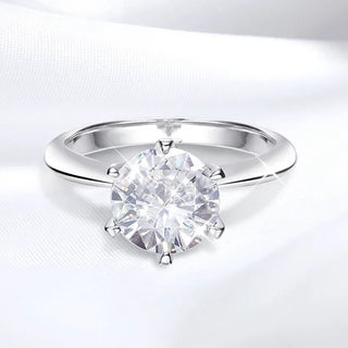 Éclat Solitaire Moissanite Ring
