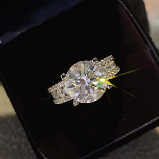 Vérité Moissanite Crown Ring